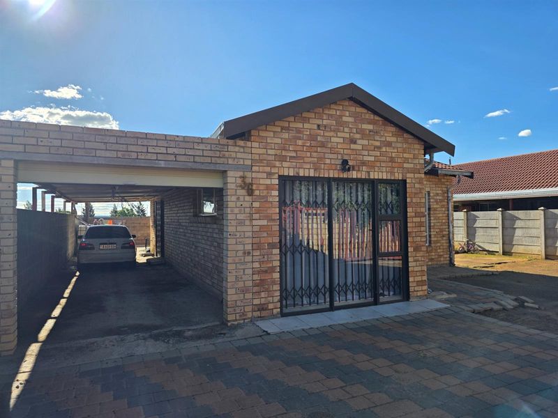 A Home Designed for Real Family Living - Mandela View, Bloemfontein - Photo 2