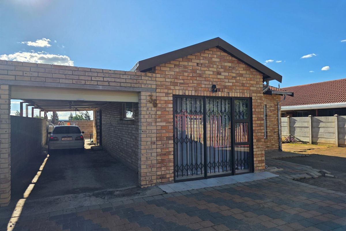 A Home Designed for Real Family Living - Mandela View, Bloemfontein - Photo 2