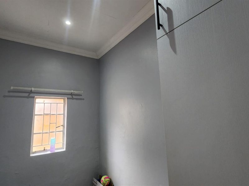 2 bedroom Apartment For Sale in Selection Park, Springs - Photo 8