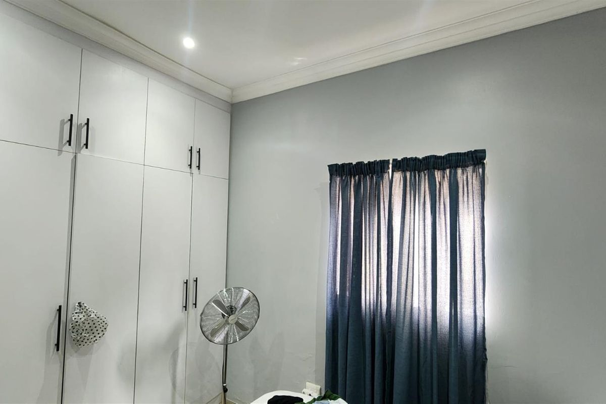 2 bedroom Apartment For Sale in Selection Park, Springs - Photo 3