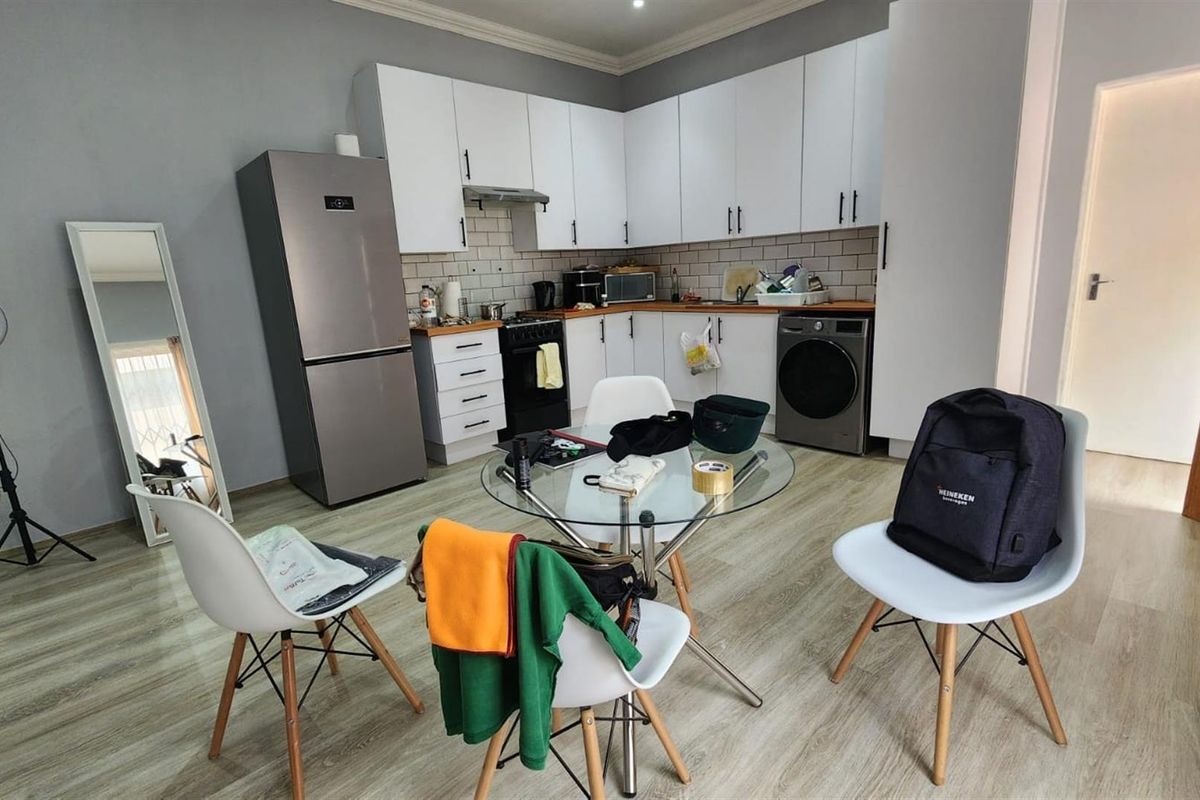 2 bedroom Apartment For Sale in Selection Park, Springs - Photo 2