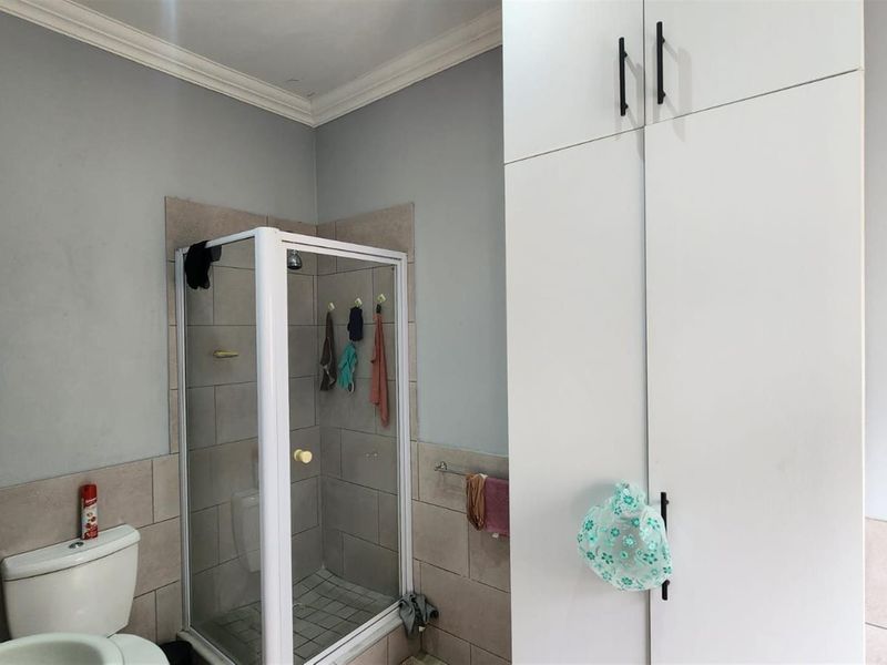 2 bedroom Apartment For Sale in Selection Park, Springs - Photo 5