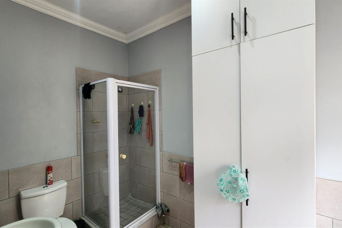 2 bedroom Apartment For Sale in Selection Park, Springs - Photo 5