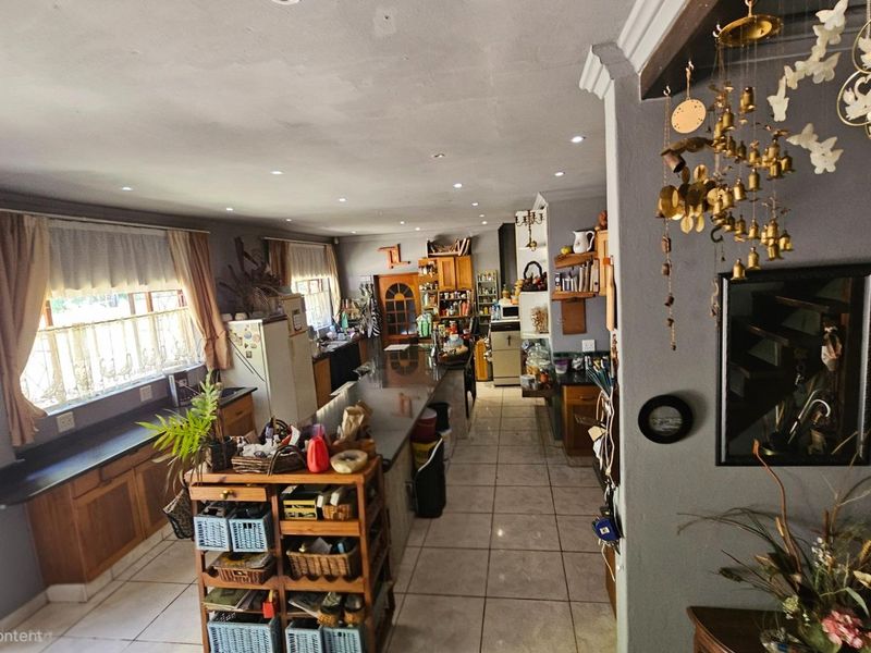 Spacious Country-Style Home with Strong Water Supply and Established Gardens - Photo 4