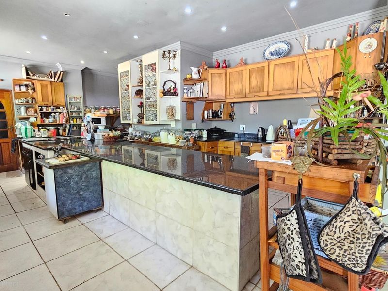 Spacious Country-Style Home with Strong Water Supply and Established Gardens - Photo 3