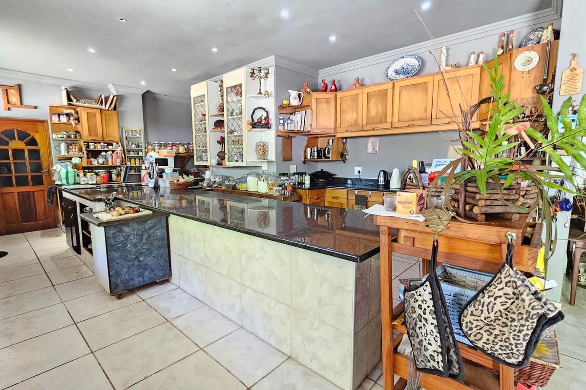 Spacious Country-Style Home with Strong Water Supply and Established Gardens - Photo 3