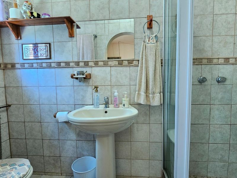 Spacious Country-Style Home with Strong Water Supply and Established Gardens - Photo 9