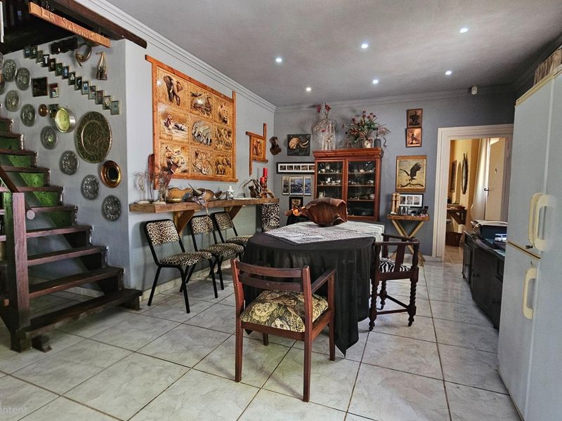 Spacious Country-Style Home with Strong Water Supply and Established Gardens - Photo 5