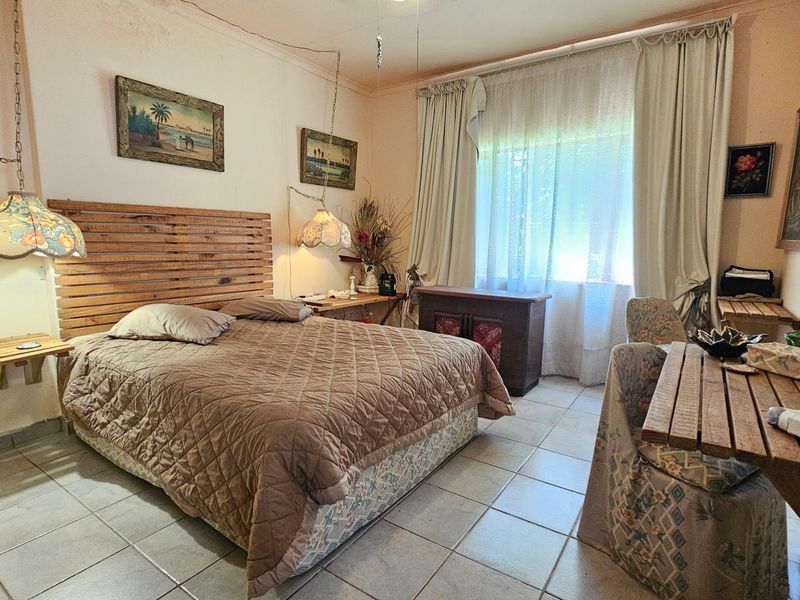 Spacious Country-Style Home with Strong Water Supply and Established Gardens - Photo 7