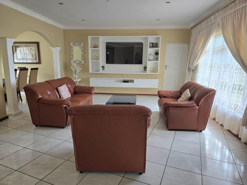 Spacious Family Living - Photo 9