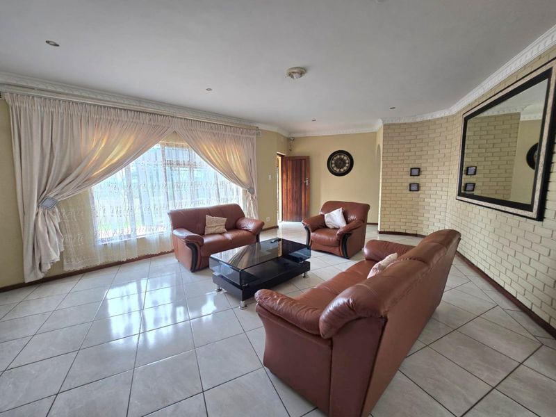 Spacious Family Living - Photo 8