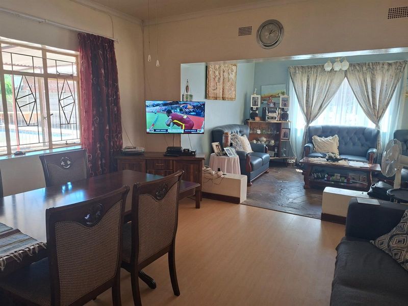 Spacious family home - Photo 9