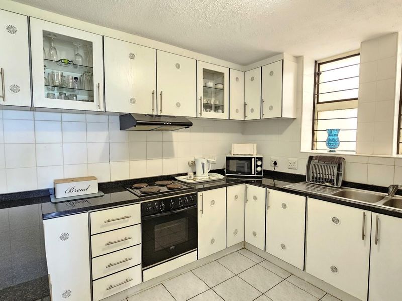 Ground floor, Three Bedroom Apartment on Beachfront! - Photo 6