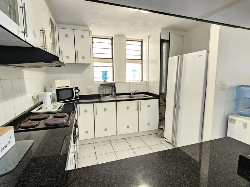 Ground floor, Three Bedroom Apartment on Beachfront! - Photo 5