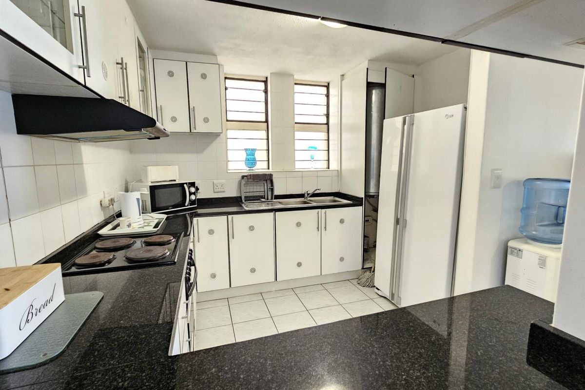 Ground floor, Three Bedroom Apartment on Beachfront! - Photo 5