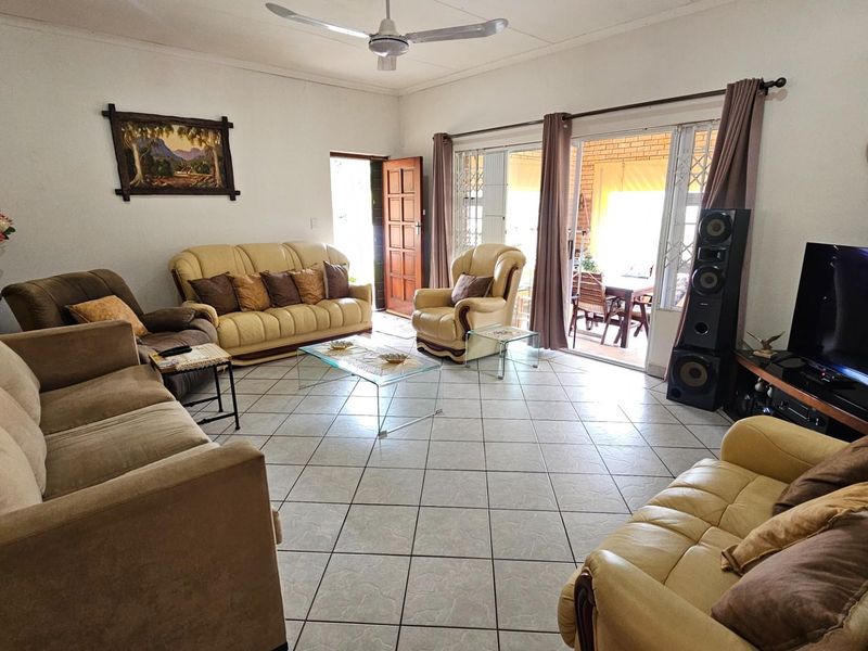 Townhouse For Sale in Uvongo Beach, Margate, KwaZulu Natal - Photo 2