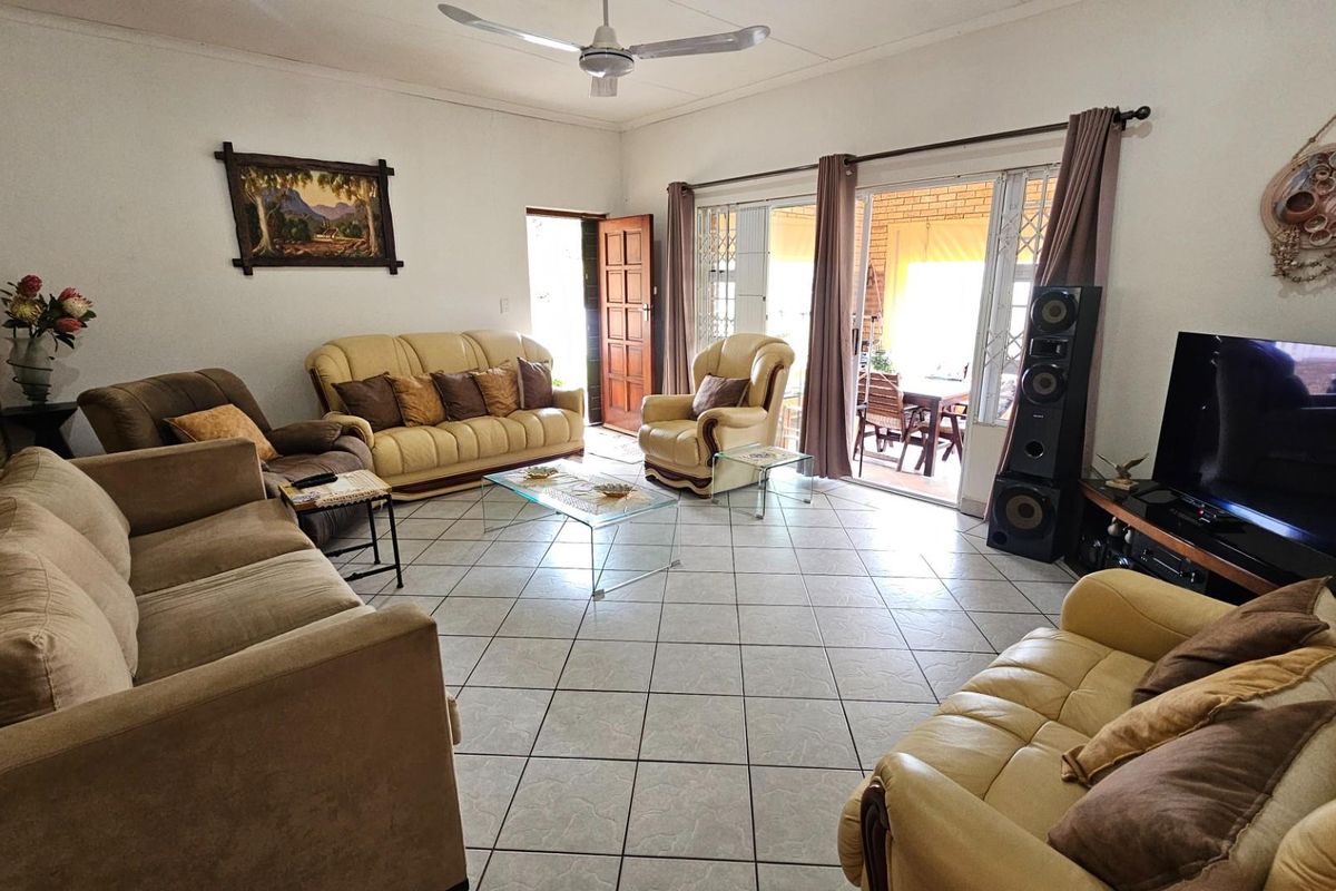 Townhouse For Sale in Uvongo Beach, Margate, KwaZulu Natal - Photo 2