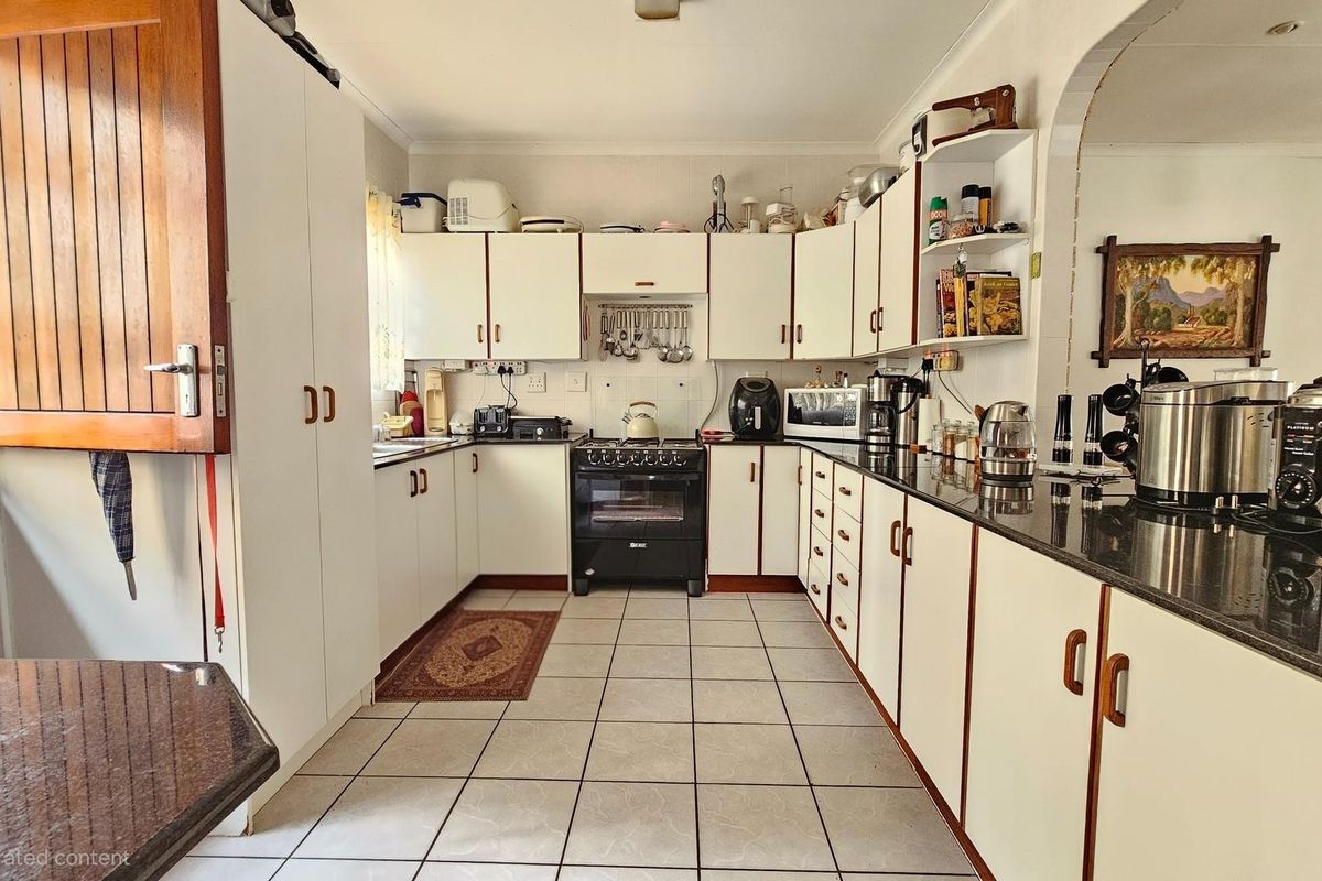 Townhouse For Sale in Uvongo Beach, Margate, KwaZulu Natal - Photo 4