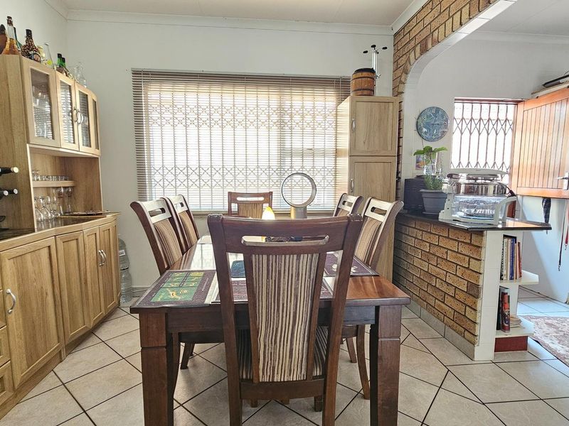 Townhouse For Sale in Uvongo Beach, Margate, KwaZulu Natal - Photo 3