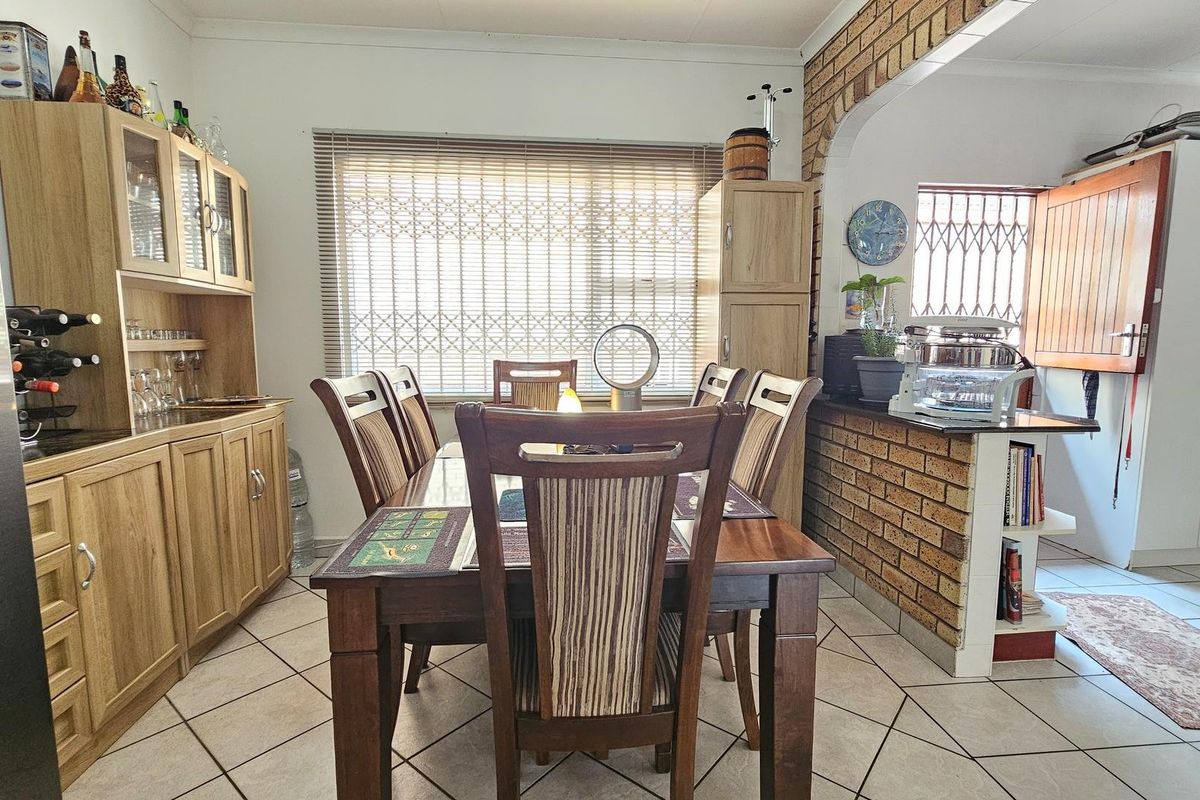 Townhouse For Sale in Uvongo Beach, Margate, KwaZulu Natal - Photo 3