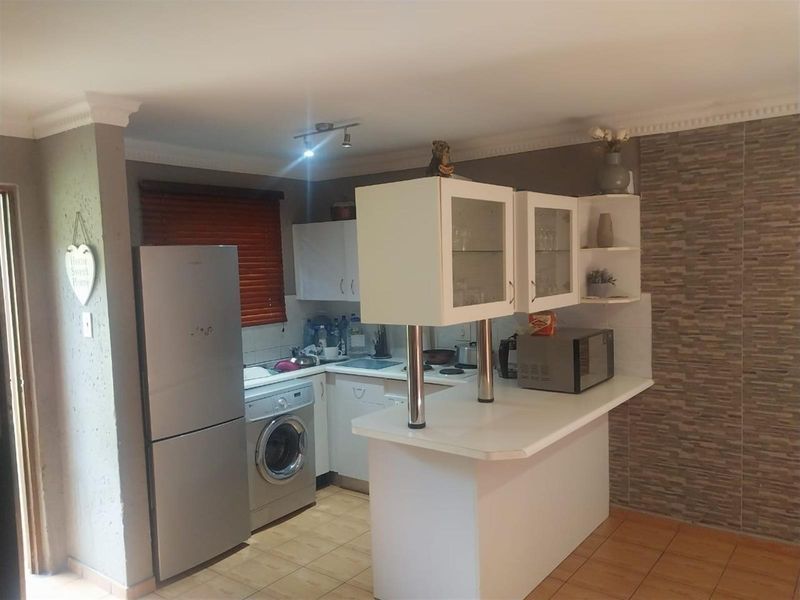 2 Bedrrom Townhouse For Sale in Naturena, Johannesburg - Photo 7