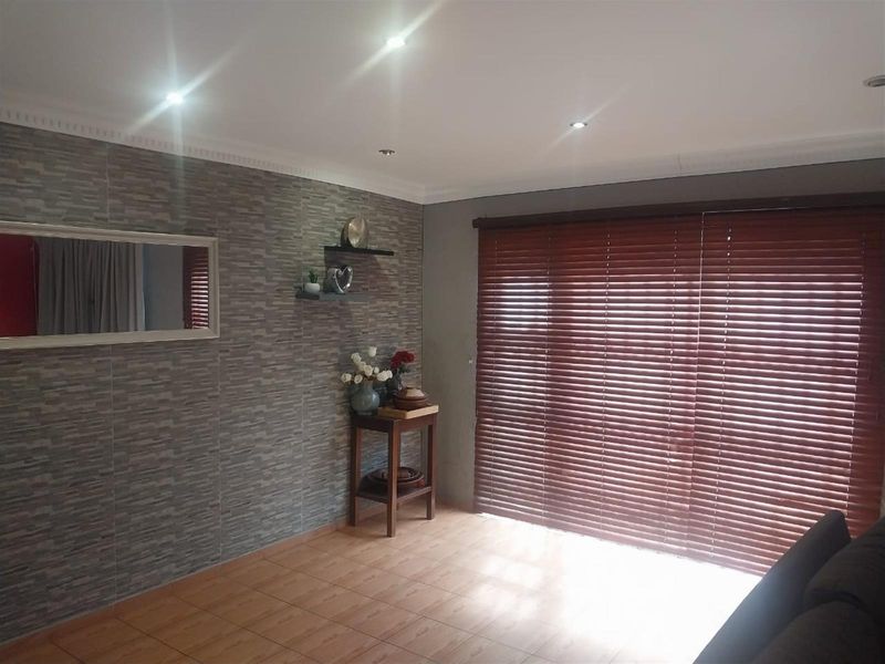 2 Bedrrom Townhouse For Sale in Naturena, Johannesburg - Photo 6