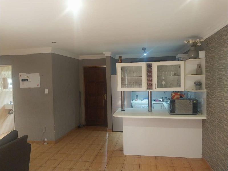 2 Bedrrom Townhouse For Sale in Naturena, Johannesburg - Photo 8
