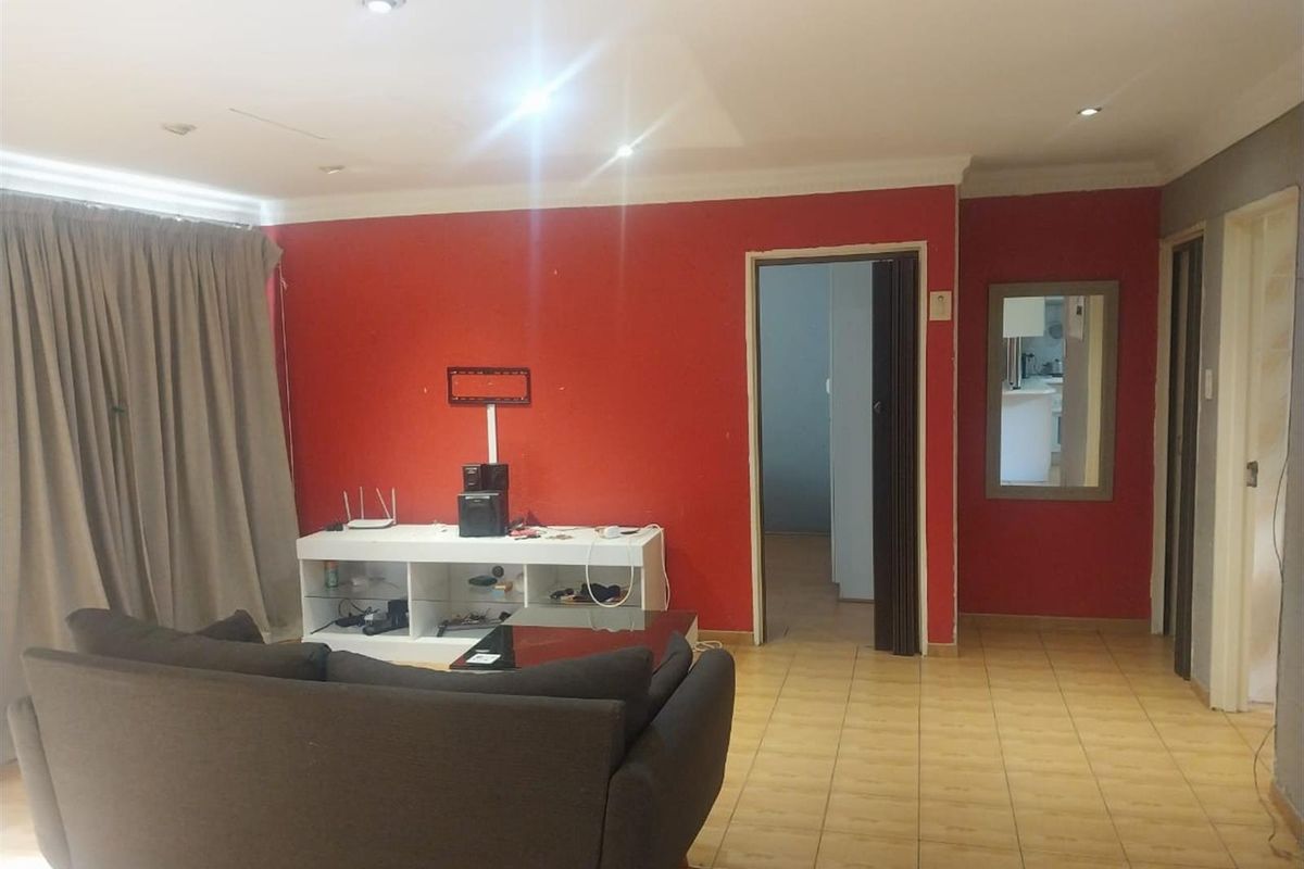 2 Bedrrom Townhouse For Sale in Naturena, Johannesburg - Photo 5