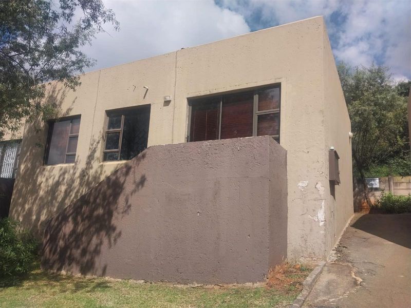 2 Bedrrom Townhouse For Sale in Naturena, Johannesburg - Photo 2