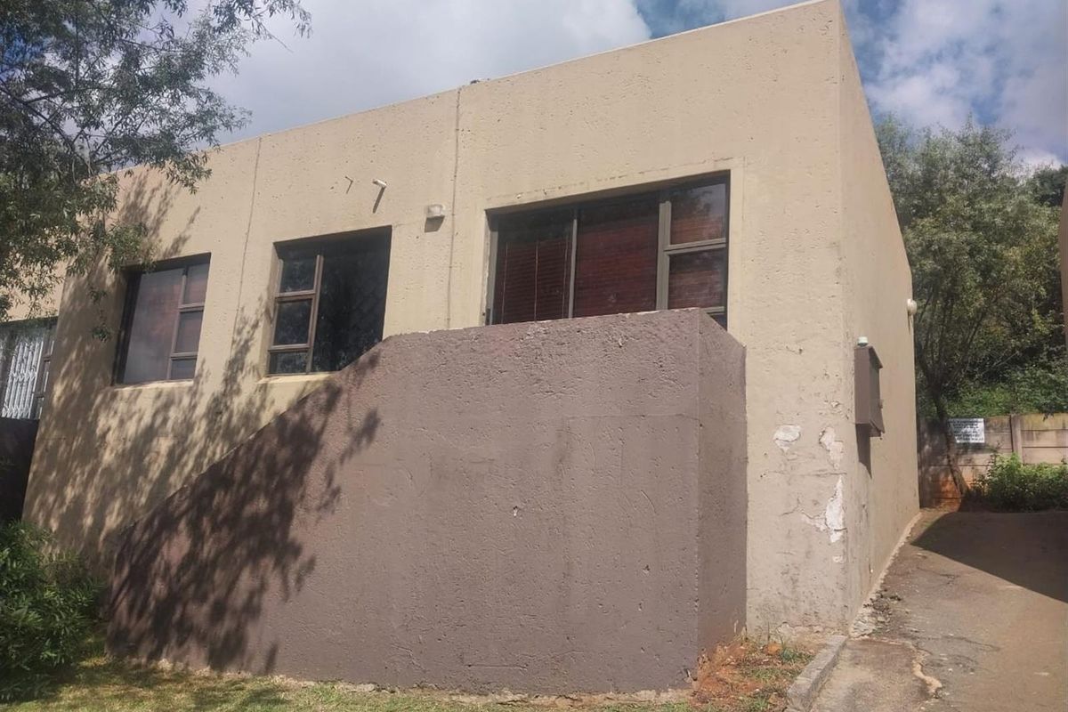 2 Bedrrom Townhouse For Sale in Naturena, Johannesburg - Photo 2