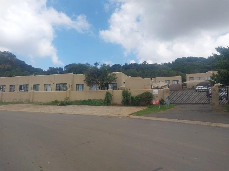 2 Bedrrom Townhouse For Sale in Naturena, Johannesburg - Photo 1