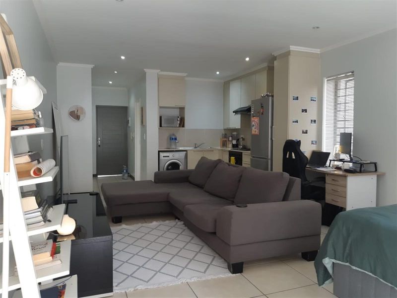 Apartment For Sale in Sunninghill, Sandton - Photo 2