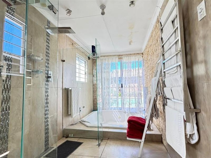 Spacious Family Living with Entertainer’s Charm - Photo 10