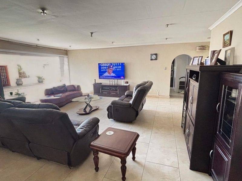 Spacious Family Living with Entertainer’s Charm - Photo 2