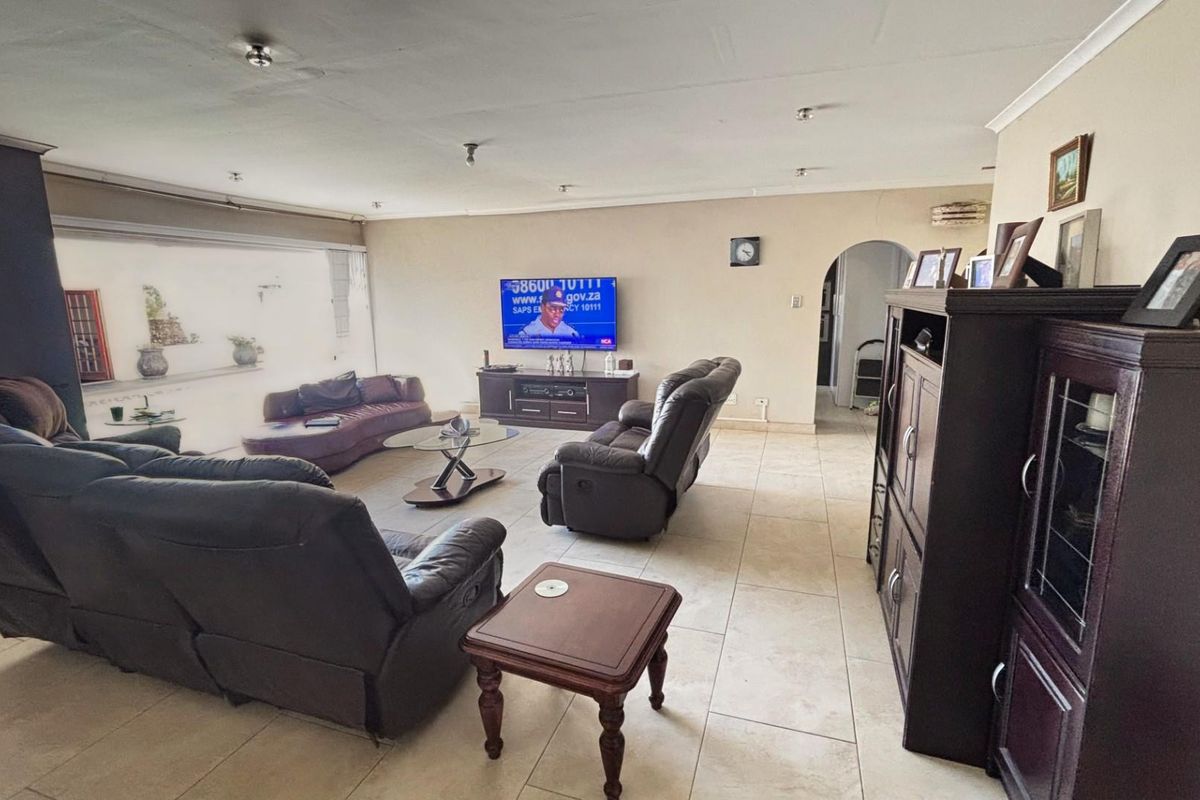 Spacious Family Living with Entertainer’s Charm - Photo 2