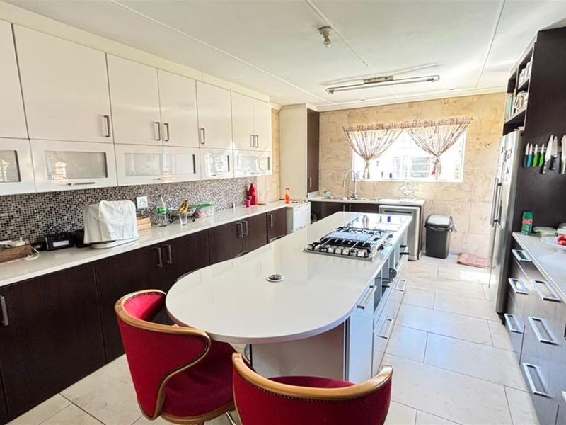 Spacious Family Living with Entertainer’s Charm - Photo 6