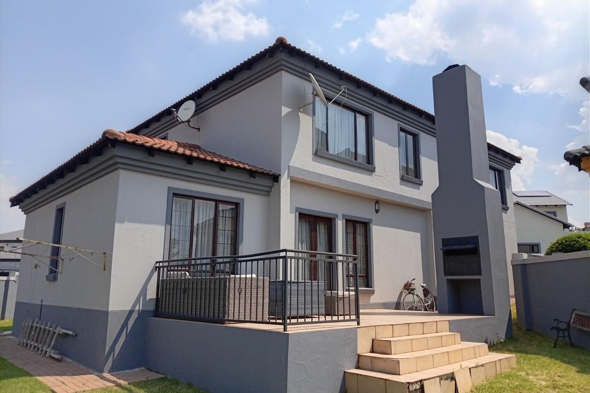 3 Bedroom House For Sale in Thatchfield Close, Thatchfield Estate, Centurion - Photo 2