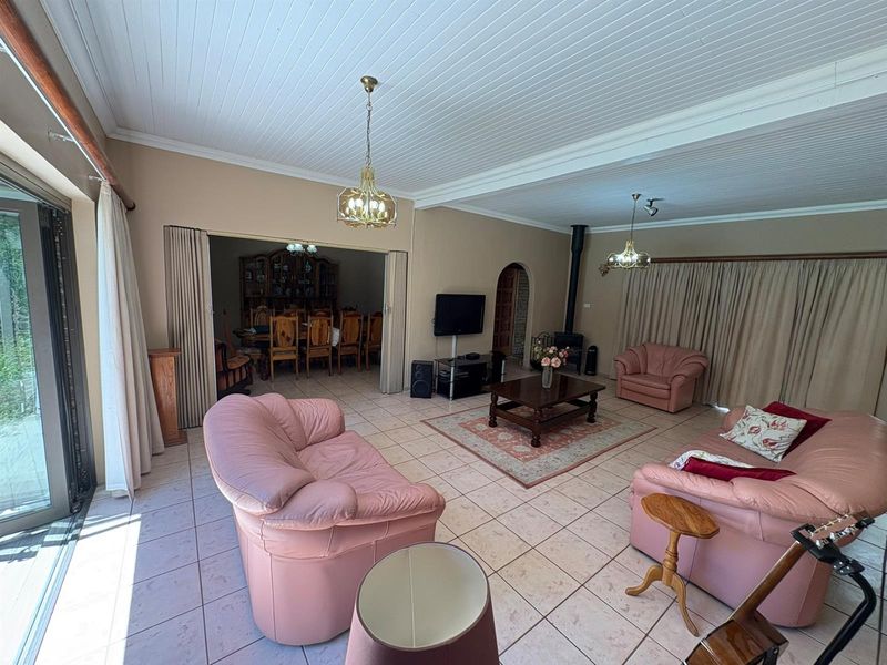 Prime Huttenheights Corner Property with 2 flatlets, Newcastle, KwaZulu Natal - Photo 5