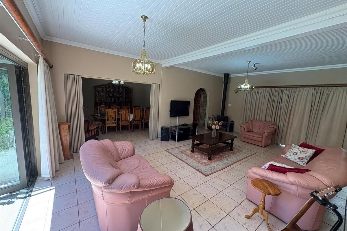 Prime Huttenheights Corner Property with 2 flatlets, Newcastle, KwaZulu Natal - Photo 5