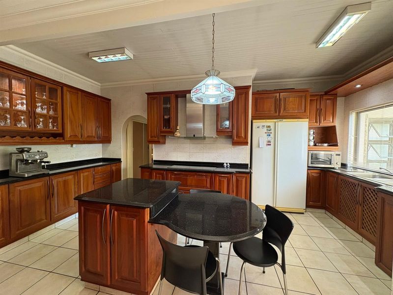 Prime Huttenheights Corner Property with 2 flatlets, Newcastle, KwaZulu Natal - Photo 10