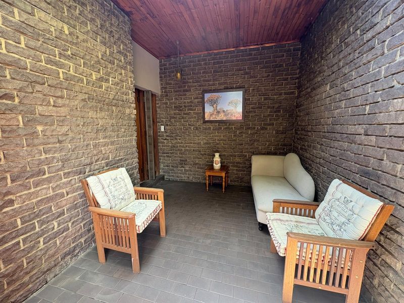 Prime Huttenheights Corner Property with 2 flatlets, Newcastle, KwaZulu Natal - Photo 3