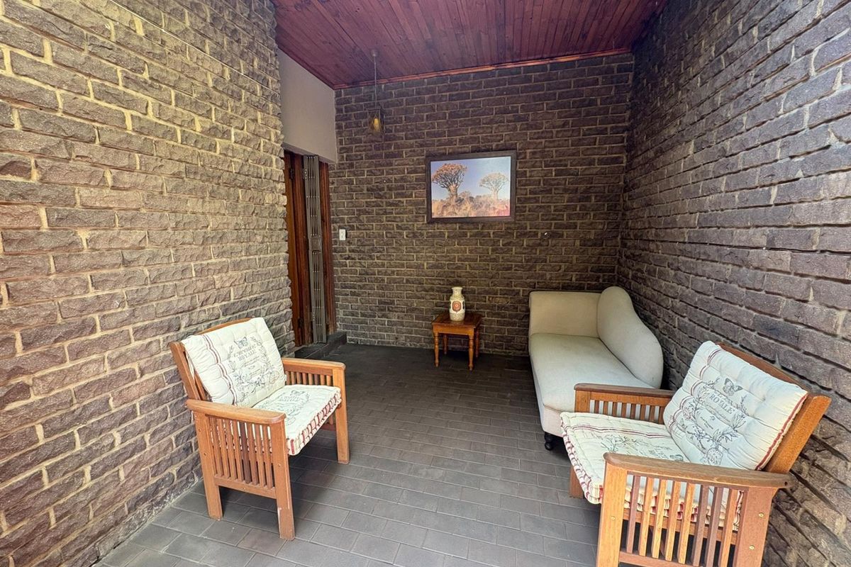 Prime Huttenheights Corner Property with 2 flatlets, Newcastle, KwaZulu Natal - Photo 3