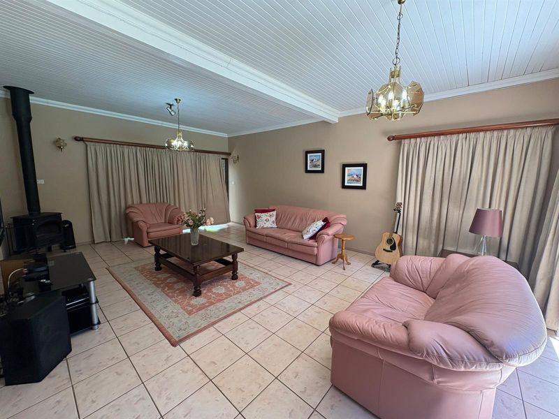Prime Huttenheights Corner Property with 2 flatlets, Newcastle, KwaZulu Natal - Photo 6