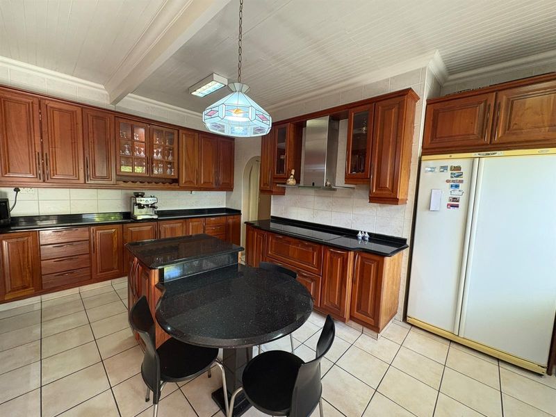 Prime Huttenheights Corner Property with 2 flatlets, Newcastle, KwaZulu Natal - Photo 9