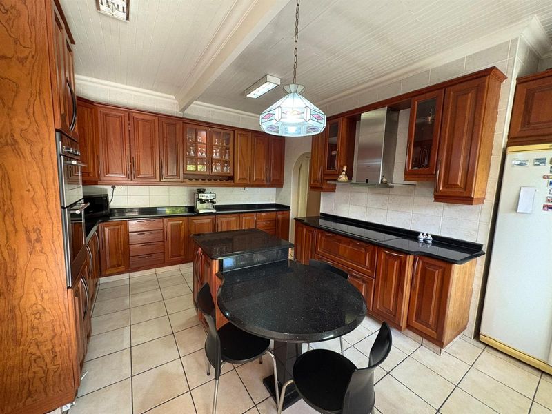Prime Huttenheights Corner Property with 2 flatlets, Newcastle, KwaZulu Natal - Photo 8