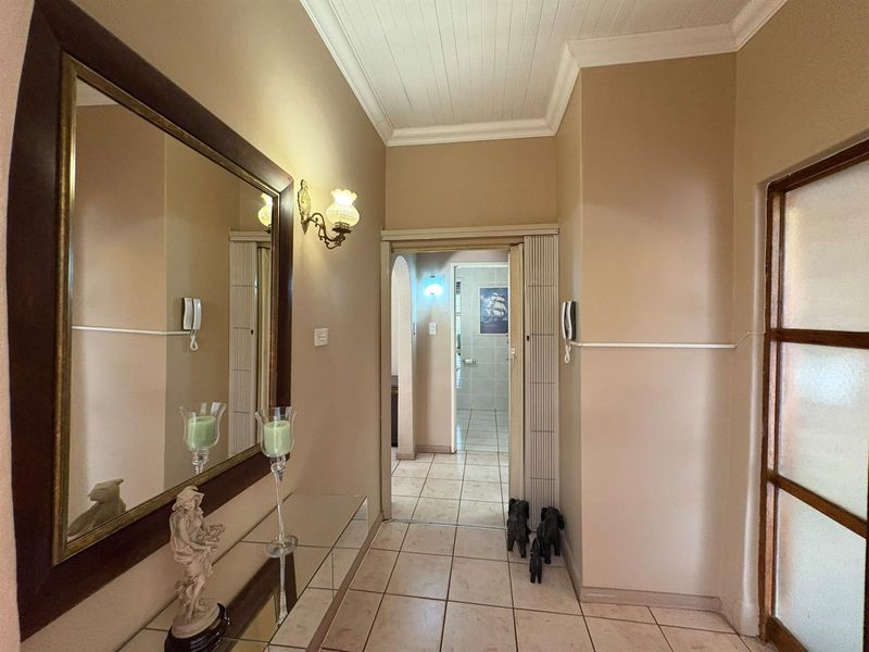 Prime Huttenheights Corner Property with 2 flatlets, Newcastle, KwaZulu Natal - Photo 4