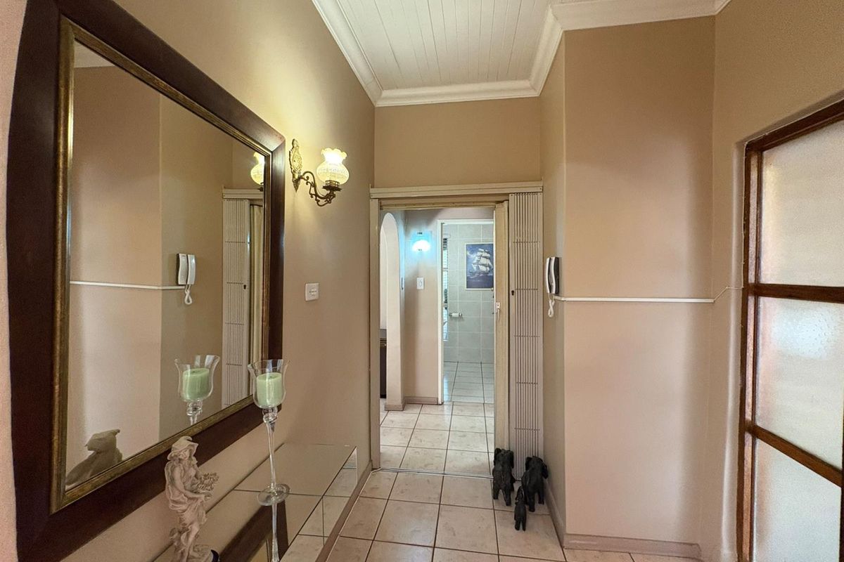 Prime Huttenheights Corner Property with 2 flatlets, Newcastle, KwaZulu Natal - Photo 4