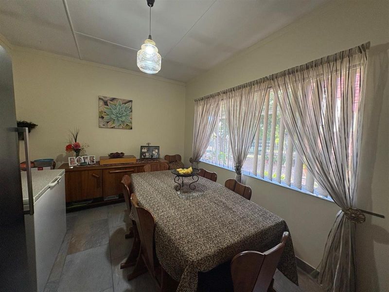 Beautiful Home For Sale in Huttenheights, Newcastle, KwaZulu Natal - Photo 10