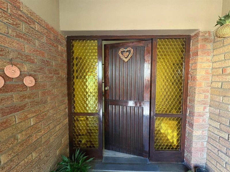 Beautiful Home For Sale in Huttenheights, Newcastle, KwaZulu Natal - Photo 4