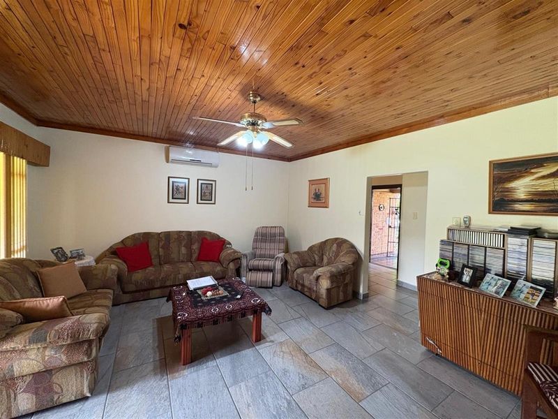 Beautiful Home For Sale in Huttenheights, Newcastle, KwaZulu Natal - Photo 5